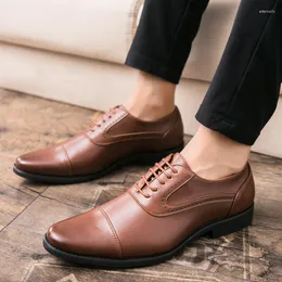 Klädskor Fotwear läder män stor storlek 38-47 kontor formellt för snörning bröllop designer mens oxfords sapatos homens