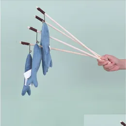 Cat Toys Plush Blue Whale Wand med Bell Kitten Fishes Teaser Sticks Chew Interactive Wood Fishing Rod Pet Plaything Present Idéer Drop D DHXAS