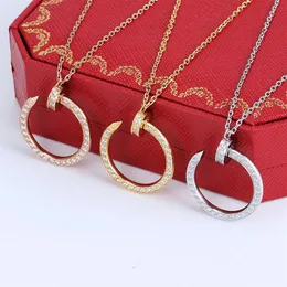 Moda de aço inoxidável clássico prego pingente colares em forma de c homens e mulheres casais festa jóias com diamantes para enviar amante não211s