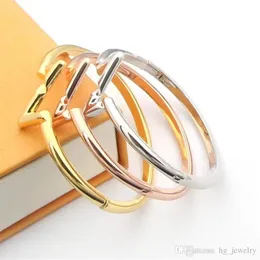 Pulsera de diseño Brazalete de oro Carta Relámpago Encanto Joyería de moda simple Acero de titanio Hombres y mujeres Amantes Amistad Birthda291H