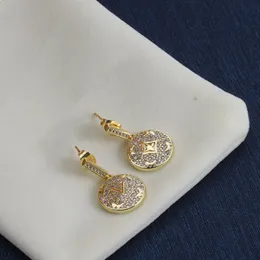 2024 Diamond Flower Earring Designer Earring V Jewelry Stud Earrings Luxury Diamond Chain Armelets hängsmycken Bröllop hängande halsband bröllopspresent