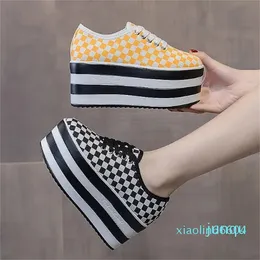 with thick soles and high height black and white plaid muffin casual shoes Fashion lace-up sandshoes