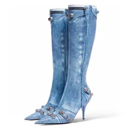 Cagole 90mm Boot Denim Blue stivali al ginocchio da donna, decorazione con fibbia borchiata, tacchi alti sottili a punta con cerniera laterale, stivali alti Stivali moda scarpe firmate di lusso