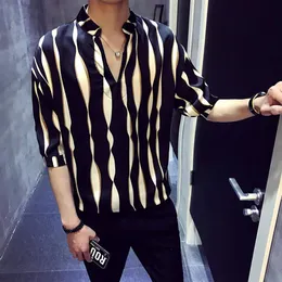 2018 New Summer Men Men Fored Stripes Half Sleeve Shirt Version Verse V - Cuff Cuff الوسيط الأكمام الوسطى Men291a