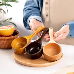 Skedar äter pulveriserad trädryck soppa mjöl japansk gröt av skopa vattenskopa hemma