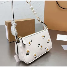 Kvällspåsar Pearl Half Moon Bag Flower Axillary Bag Clutch Bags äkta läder Vanliga broderier Floral Letter Hårdvara Fashion Chains Plånbok Toppkvalitets blixtlås