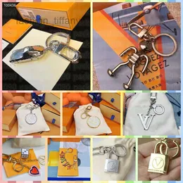 2023 Top Quality Fashion Metal Keychain Key Buckle Letters Ss23 Car Design Handmade Leather Electronic Wallets Key car Keychains Men Women Bag Pendants