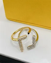 Diseñador de lujos Anillos de marca de plata de oro para dama Mujer Fiesta Amantes de la boda Regalo Compromiso Diseñador Anillo de diamante Joyería de moda 7757331