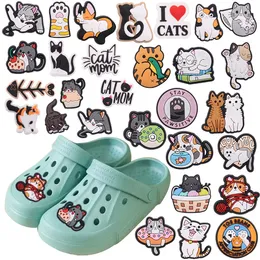 الجملة 100pcs PVC Cat Mom Donut Cake Love You Fishbone Sharms Charms Buckle Decorations for Bracelet Button Button Clog