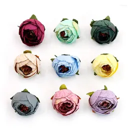 Fleurs décoratives 100 pièces soie artificielle 4 cm thé Rose têtes de fleurs maison El Table décoration fausse mariée de mariage tenant un bouquet floral
