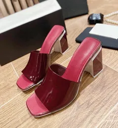 2022 primavera verão novas sandálias de dedos quadrados de alta qualidade couro envernizado sapatos de salto alto grossos elegantes festa de casamento mulheres de negócios 9094422
