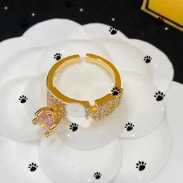 Anillo con apertura ajustable de Material de latón con diamantes de agua rosa y letras, anillo de diseño pequeño a la moda para mujer Fenjia