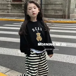 Set di abbigliamento Set per bambini autunnali Abbigliamento per bambini coreano Simpatico maglione pullover a righe Pantaloni a righe Set di due pezzi Set di vestiti per bambini 230918