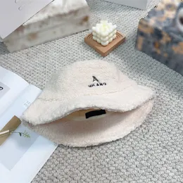 Chapéu de balde de luxo moda casual designer equipado chapéus unisex outono inverno ao ar livre dobrável macio cordeiro bonés de cabelo com carta geométrica boné