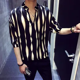 2018 New Summer Men's Loose Stripes Half Sleeve Shirt KoreanバージョンV-ネックカフハンサムミドルスリーブシャツMen247o