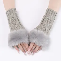 暖かい毛皮の編み短い手袋冬のかぎ針編みの腕フィンガーリスアームカバーミトンカフの女性ファッションアクセサリー