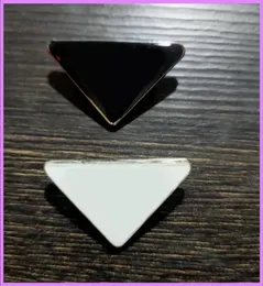 Metal Triangle Letter Brooch Women Girl Triangle Brooches Suit Lapel Pin White Black Fashion Jewelry Accessories Designer G223176F3231979