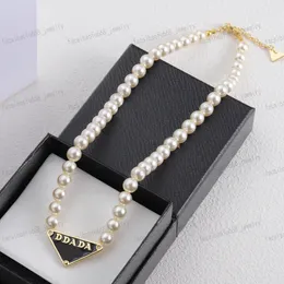 Pearl pärlhalsband, alfabetet svart emalj triangelhänge designer halsband, stilig elegans med personlighet, bröllop, fester, gåvor