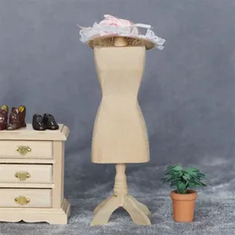 Figurine di oggetti decorativi 1PC Mini modello di abbigliamento in legno Hanger Scale Dollhouse 1/12 Modelli di simulazione in legno Ornamenti Decorazioni per la casa Artigianato 230919