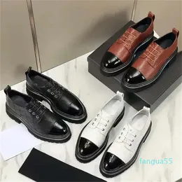 2023-mocassins femininos primavera e outono designer de luxo vestido de moda renda fivela diamante verificação sapatos de festa salto robusto combinando cor pulseira de couro feminino