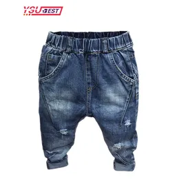 Jeans barnpojkar litet hål vår höst barn casual mode byxor koreansk stil elastisk midja rak byxor 230920