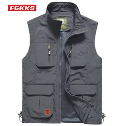 Men's Vests FGKKS Men Mesh Vest Multi Pocket Quick Dry Sleeveless Jacket Reporter Loose Outdoor Casual Thin Fishing Waistcoat Male 230919