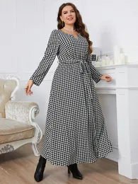 Sukienki w dużych rozmiarach amerykańska i europejska moda z długim rękawem Vneck maxi w kratę odzież dla kobiet w talii sukienka o wielkości talii 230920