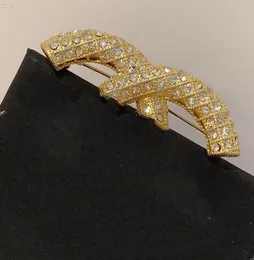 Broche clássico de alta qualidade com letras duplas, designer incrustado de diamantes, joias de luxo da moda, inteiro lc15 2022s7341735