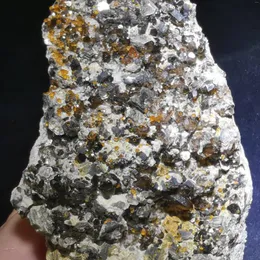 Dekorative Figuren, 532 g. Seltener natürlicher Granat-Kristall, sechseckige Spitze, Feldspat, Glimmer, Messing, Multi-Mineral, symbiotischer Halo, Energieheilung