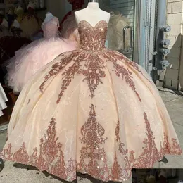 Подиумные платья Розовое золото Quinceanera Charro Sweetheart Пышное бальное платье Sweet 2023 Корсет с блестками Пром Прямая доставка Одежда для женщин Cl Dhixv