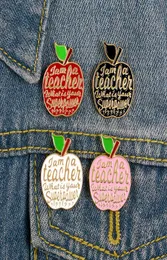 Nauczyciela Enami Pins Cytat Jestem nauczycielką Broche Brooch Pink Red Apple Lapel Pin Odznagia owocowe Ograniczne prezenty biżuterii Idea ZDL03143319387