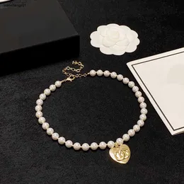 23SS Tasarımcı Beyaz İnci Kolye Kadınlar Moda Takı Altın Kalp Şekleli Kolye Boncuklu Kolyeler Marka Kutusu Çift Hediye Dahil