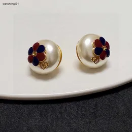 23SS Designer Women Earrings Fashion Brand Stud Högkvalitativ smycken Vita pärldekoration Örhängen inklusive Box Presentval