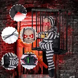 Halloween Toys Scary Decor Prop med rörelsessensor hängande skelettdocka ljus upp ögonen fånge bur fängelse 230919