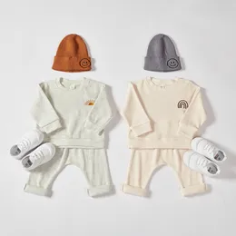 Ensembles de vêtements né bébé bébé garçon vêtements 100 coton gaufré biologique filles brodées arc-en-ciel sweat-shirts pantalons tenues 230919
