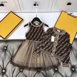 Nova moda fatos de treino meninas vestidos bebê conjuntos de outono tamanho 100-160 cm botão pérola em torno do pescoço malha cardigan e colete vestido de renda ago30