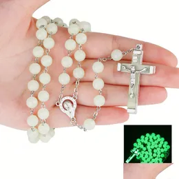 ペンダントネックレスは暗い十字架で輝き、女性のためのロザリオのネックレスを照らすカトリックビーズ