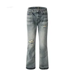 Jeans casual lavati vecchi, rotti, dritti, micro svasati di marca alla moda di High Streetc39j