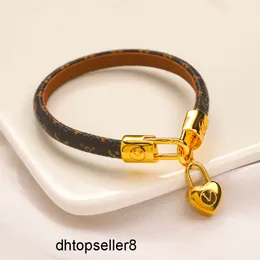 최고의 Highend Bangle Bracelet 세트 디자이너 보석 심장 팔찌 유럽 브랜드 가죽 펜던트 목걸이 18 골드 플레이트 러브 레터 가족 선물 팔찌 SE