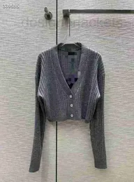 Kadın Sweaters Tasarımcı Örme Cardigan 2023 Erken Bahar Yeni Moda ve Zarif Kısa V yaka Üç Düğme Örme Kabuklu Iuny