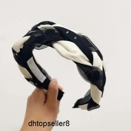 Top Black White Women Pands Paspands Marka Monogram Hair Hoop Prezent Miłość Romantyczna design Modna moda na wyposażenie włosów