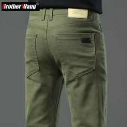 Calças de brim masculinas outono novo masculino magro estiramento jeans elegante e versátil tecido macio calças jeans exército verde café masculino marca calças l230921