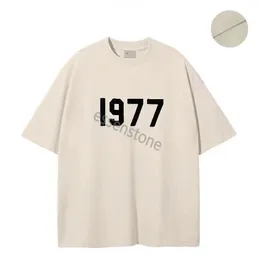 23SS Designer Tide T Shirts 1977 Bröstbrev Laminerad tryck Kort ärm High Street Löst överdimensionerad casual T-shirt 100% bomullstoppar för män och kvinnor essen Tshirt