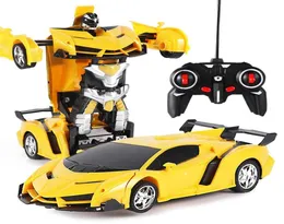 新しいRC変圧器2 in 1 RC Car Driving Sports Cars Drive Transformation Robots Models Remote Control Car RC Fighing Toy Gift Y29248667