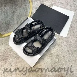 2023SS Womens Beach Slippers الشهيرة الكلاسيكية شقة الكعب الصيفي مصمم الأزياء يتخبط الجلود سيدة العلامة التجارية Slides Famale Shoes Hotel Bath Ladies Sexy Sandals كبيرة