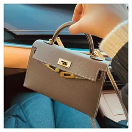 Eine Kaily-Luxustasche aus Wachs. Handgenähte Tasche der zweiten Generation mit hohem Faden. Honighandtasche Mini MINI klein IIE0