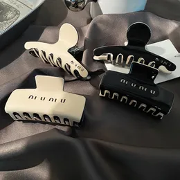 Yüksek Sense Fransız Saç Kelepçesi Siyah Beyaz Vintage Tasarımcı Saç Klip Yeni Lüks Marka Saçjewelry Klasik Tasarım Köpekbalığı Saç Klips