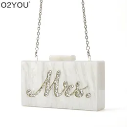 Kvällspåsar Brev Namn Mrs Pearl White Gold Glitter Mr Wedding Party Travel Lady Girls Kvinnliga kopplingar Akryl Kvinnor Crossbody Bag 230920