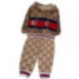 子供の衣類セットデザイナートラックスーツキッズキッズボーイズラグジュアリーレタージャケットトップパンツ2ピースセット幼児ベビークロススーツサイズ100cm-160cmA06