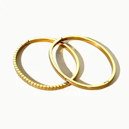 Bangle Peri Sbox Non Tarnish 316L Rostfritt stål Solid 18K PVD Guldpläterad Vanlig texturerad Kvinnor S Stackbara armbandsmycken 230922